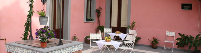 Cortile interno del B&B Acireale Mare